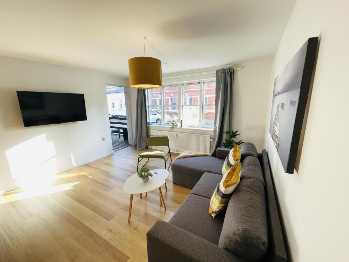 Aday - Central Terrace Apartment In Hjørring Buitenkant foto