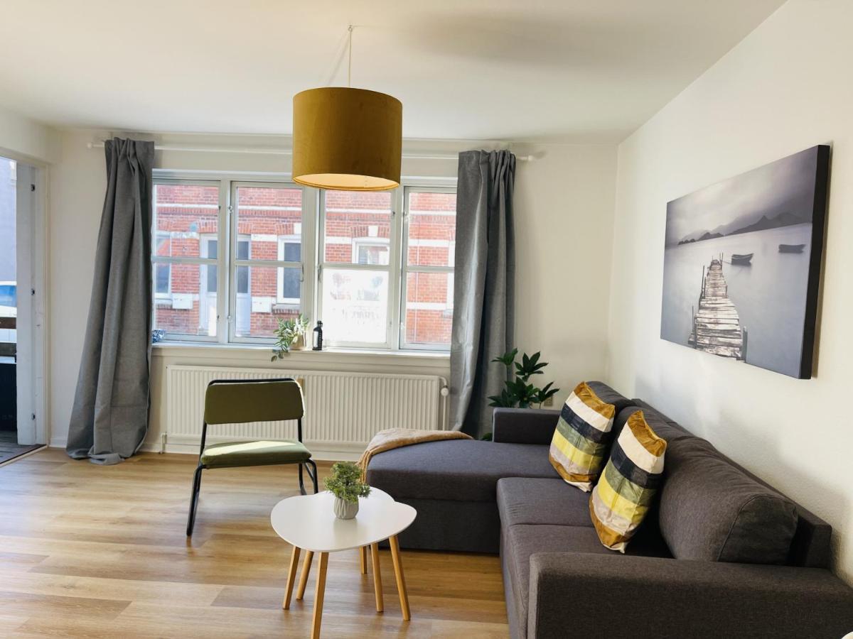 Aday - Central Terrace Apartment In Hjørring Buitenkant foto